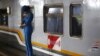 Seorang petugas kereta api tampak menunggu penumpang yang akan menaiki kereta di Stasiun Gambir, Jakarta, pada 31 Agustus 2015. (Foto: Reuters/Nyimas Laula)