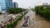 پاکستان کے سب سے بڑے شہر کراچی میں مون سون بارشوں کے باعث کئی شاہراہیں زیرِ آب آ گئی تھیں۔ 