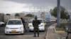 Policija zaustavlja automobile kod kontrolnog punkta blizu američke ambasade u Sani, u Jemenu, 6. avgusta 2013.
