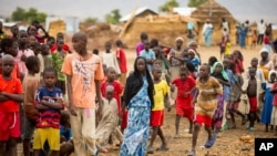 Des réfugiés dans le camp de Minawao dans le nord du Cameroun, le lundi 18 avril 2016. (Photo AP / Andrew Harnik)