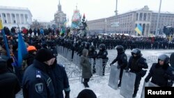 Pasukan keamanan Ukraina ketika dikerahkan untuk mengamankan alun-alun utama di ibukota Kiev (11/12). 