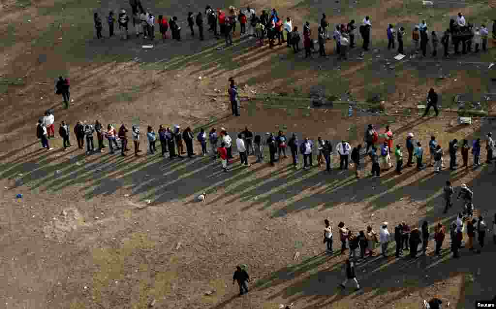 Les électeurs font la queue pour aller voter à Nairobi, au Kenya, le 8 août 2017. 