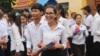 រូបឯកសារ៖ សិស្ស​វិទ្យាល័យ​ចាក​ចេញ​ពី​មណ្ឌល​ប្រលង​វិទ្យាល័យ​សន្ធរ​ម៉ុក​ កាល​ពី​ថ្ងៃ​ទី​២៤​ ខែ​សីហា​ ឆ្នាំ​២០១៥។​ នេះ​ជា​ឆ្នាំ​ទី​២​ហើយ​ ដែល​ការប្រលង​មធ្យម​សិក្សា​ទុតិយ​ភូមិ ​​ដែល​ក្រសួង​អប់រំ​បាន​រឹតបន្តឹង​លើ​ការប្រលង។ (ប៉ាង​ ចំណាន/VOA) 
