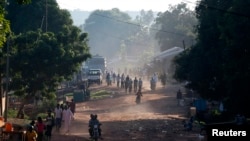 Warga berjalan di jalanan utama kota Bambari, Republik Afrika Tengah (foto: dok).