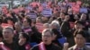 Para dokter melakukan unjuk rasa menentang kebijakan medis pemerintah di dekat kantor kepresidenan di Seoul, Korea Selatan, Minggu, 25 Februari 2024. (Foto: AP)