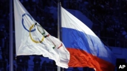 Le drapeau russe côtoie le drapeau olympique