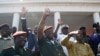 Le président élu José Mario Vaz, à droite, et le chef d’état-major de l’armée bissau-guinéenne, le général Antonio Indjai, au centre, après une rencontre au palais de la République à Bissau, le 20 mai 2014.