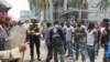 Aparat Polisi memblokade demonstran mahasiswa Papua di depan Hotel Mandarin, Jakarta, 1 Desember 2015.(Foto: VOA/Andylala).