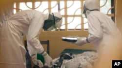 Foto dari organisasi Samaritan's Purse menunjukkan Dr. Kent Brantly sedang merawat pasien yang menderita Ebola di Samaritan's Purse Ebola Case Mangement Center di Monrovia, Liberia. Dr. Kent adalah dokter Amerika pertama yang dinyatakan positif mengidap virus Ebola.
