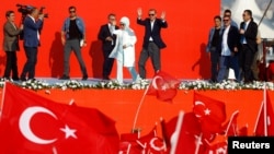 رجب طیب اردوغان و همسرش در گردهمایی دموکراسی و شهدا