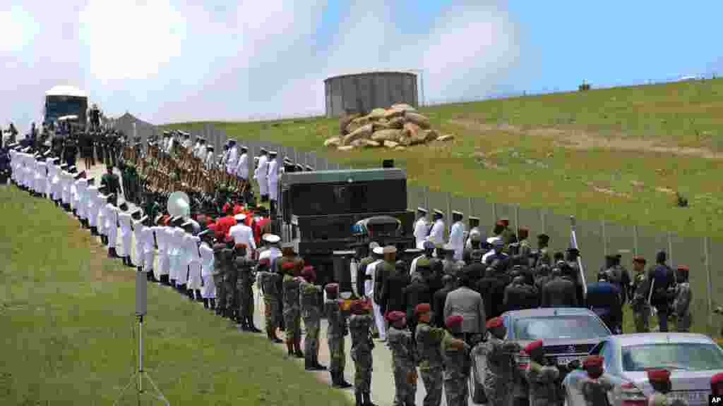 Iring-iringan anggota militer dalam prosesi pemakaman mantan Presiden Afrika Selatan Nelson Mandela menuju lokasi pemakaman di Qunu, Afrika Selatan, 15 Desember 2013. 