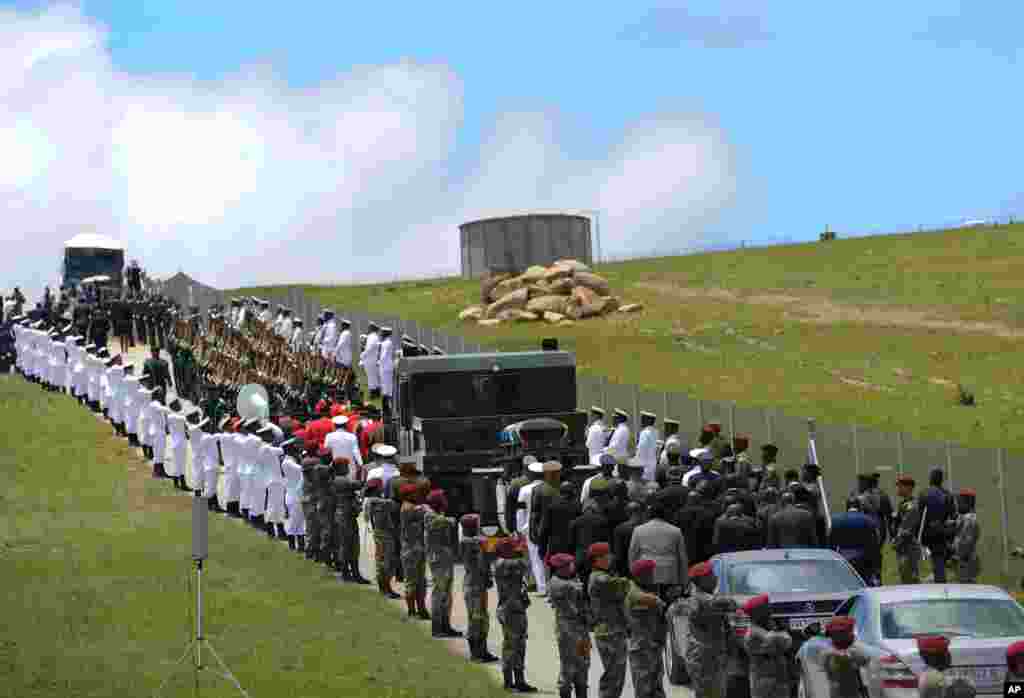 Anggota militer membentuk barisan sepanjang jalan menuju tempat pemakaman mantan presiden Afrika Selatan Nelson Mandela di Qunu. 