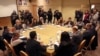 Les rebelles houthie et le gouvernement yéménite internationalement reconnu se rencontrent pour une discutent de la mise en œuvre d'un échange de prisonniers convenu en Suède le mois dernier à Amman, en Jordanie, le jeudi 17 janvier 2019. Le CICR y est. (Photo AP / Raad Adayleh)