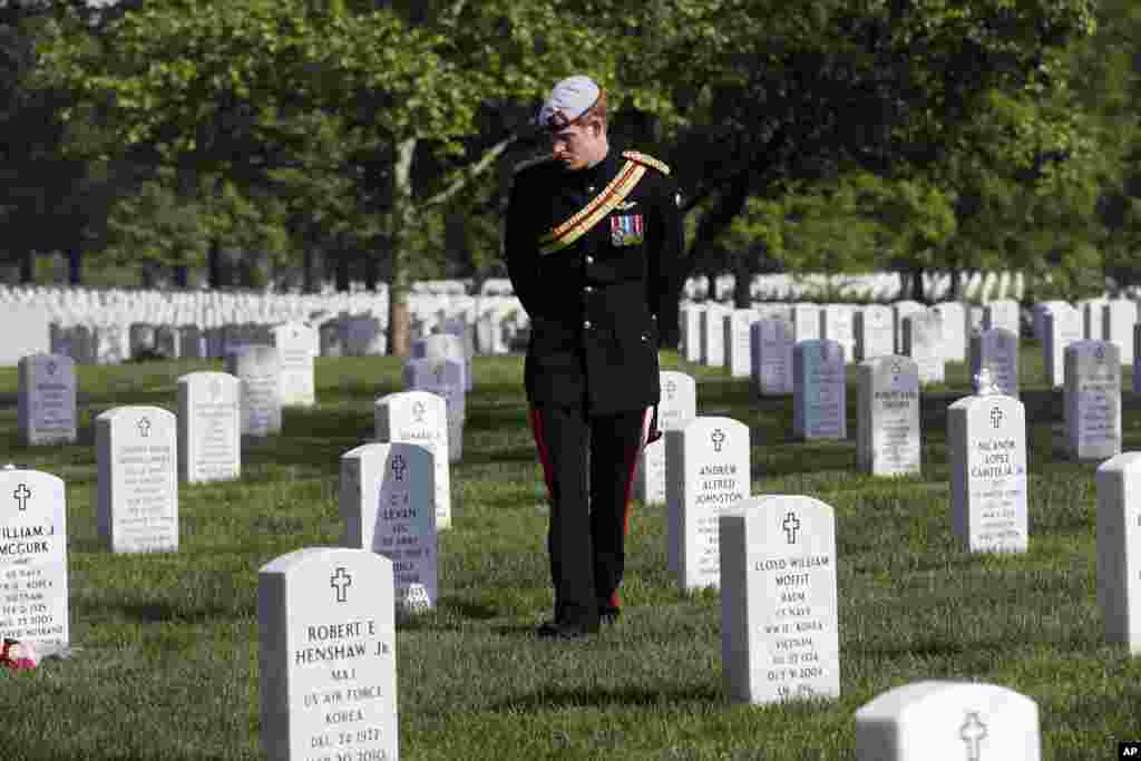 Pangeran Harry dari Inggris mengunjungi Section 60 Taman Makam Nasional Arlington, dekat Washington D.C. Pangeran yang juga merupakan anggota tentara Inggris ini menghabiskan sebagian besar dari kunjungan seminggunya di AS untuk memberikan penghormatan pada para prajurit yang&nbsp; terluka dan meninggal dalam perang. 