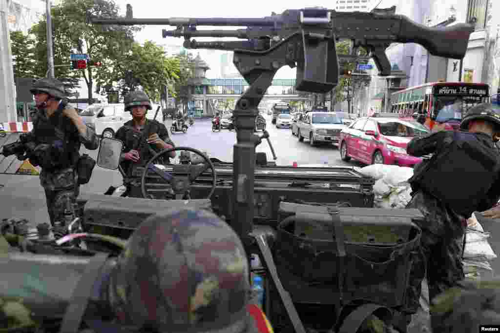 Tentara Thailand bersiaga di tengah&nbsp;sebuah perempatan utama di distrik perbelanjaan kota Bangkok, 20 Mei 2014.