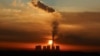 Matahari terbit di belakang PLTU milik utilitas Eskom Afrika Selatan di Mpumalanga, Afrika Selatan, 17 Januari 2023. ( Foto: REUTERS/Siphiwe Sibeko)