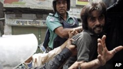 Polisi Bangladesh menahan beberapa orang demonstran opsisi yang melakukan protes di Dhaka (foto: dok). 