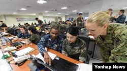 지난 2016년 8월 을지프리덤가디언(UFG) 연습에 참여한 미·한 해군 장병이 한국 해군작전사령부 연습상황실에서 훈련하고 있다. (자료사진)