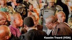 Les avocats de Haya Amadou Sanogo, chef de l’ex-junte malienne, discutent au du procès à la cour d'assises de Sikasso, dans le sud du Mali, 6 décembre 2016. (VOA/Kassim Traoré)