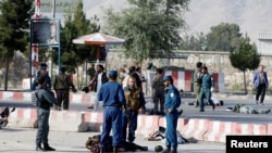 Des policiers afghans inspectent le site d'une explosion à Kaboul, en Afghanistan, le 22 juillet 2018. REUTERS / Omar Sobhani 