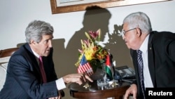 Dalam foto tertanggal 4/1/2014 ini Menlu AS John Kerry (kiri) berbicara dengan Presiden Palestina Mahmoud Abbas di Ramallah, Tepi Barat. 