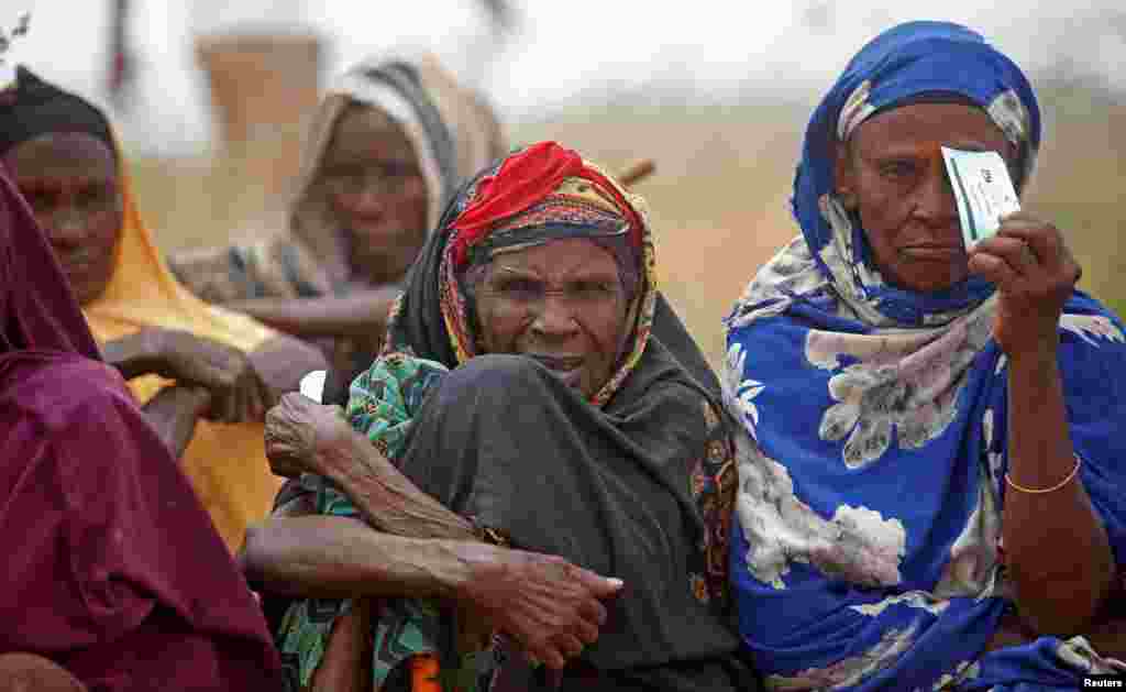 Internally displaced people, who fled from the flooding of the Shabelle River, wait to receive relief assistance, near Baledweyne town in central Somalia.