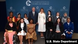 Mke wa rais Melania Trump na naibu waziri Shannon wakiwa na wanawake Jasiri waliopata tuzo ya mwanamke Jasiri 2017. 