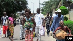 Des résidents des quartiers du sud de Brazzaville fuient les affrontements entre les forces de sécurité congolaises et des assaillants inconnus, 4 avril 2016. AFP / STRINGER / Congo 