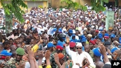 Guinea president elect Alpha Conde is surrounded by supporters in Conakry, Guinea, Nov 16, 2010 (file photo)