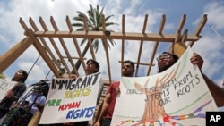 Les partisans de la loi sur l'action différée pour l'arrivée des enfants (DACA) et d'autres manifestent devant le 9e circuit du tribunal de district des États-Unis à Pasadena, en Californie, le 15 mai 2018.