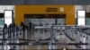 Tempat lapor masuk pesawat (check-in) tampak sepi di Bandara Internasional Guarulhos di tengah pandemi virus corona (COVID-19), di Guarulhos, dekat Sao Paulo, Brazil, 25 Mei 2020.