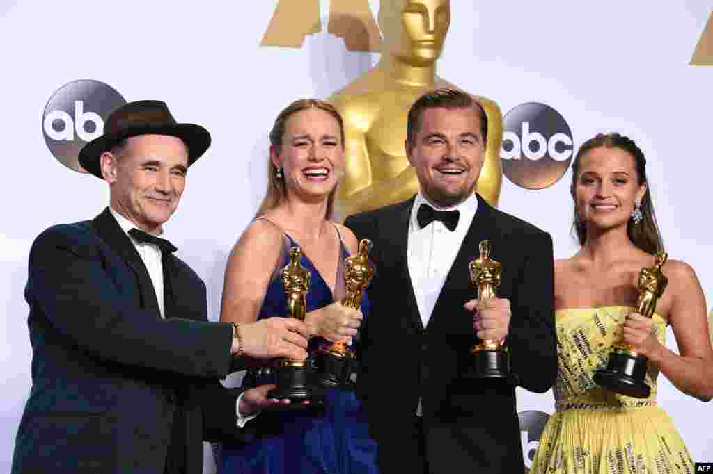 (L-R) Best Supporting Actor Mark Rylance, Best Actress Brie Larson, Best Actor Leonardo DiCaprio and Best Supporting Actress Alicia Vikander pose with their Oscar in the press room during the 88th Oscars in Hollywood, California, Feb. 28, 2016.