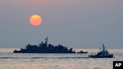 韩国军舰和政府船只在韩国控制的延坪岛附近海域（资料照片）