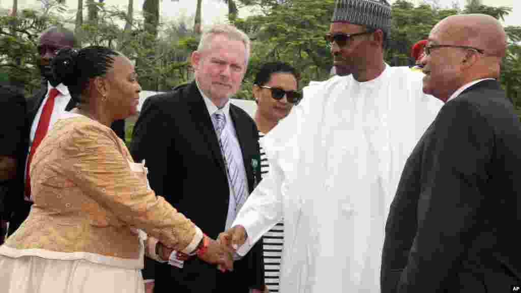 Le président de l&#39;Afrique du Sud, Jacob Zuma, présente les membres de sa délégation à son homologue nigérian Muhammadu Buhari lors de sa visite officielle à Abuja, le 8 mars 2016.