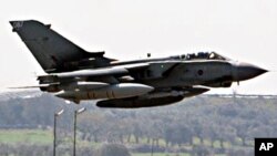 英国的一架“旋风”战机在从意大利某基地起飞