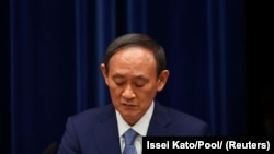 Le Premier ministre japonais Yoshihide Suga lors d'une conférence de presse sur la réponse à la pandémie de coronavirus (COVID-19), à sa résidence officielle pendant les Jeux olympiques de Tokyo 2020 à Tokyo, au Japon, le 30 juillet 2021.