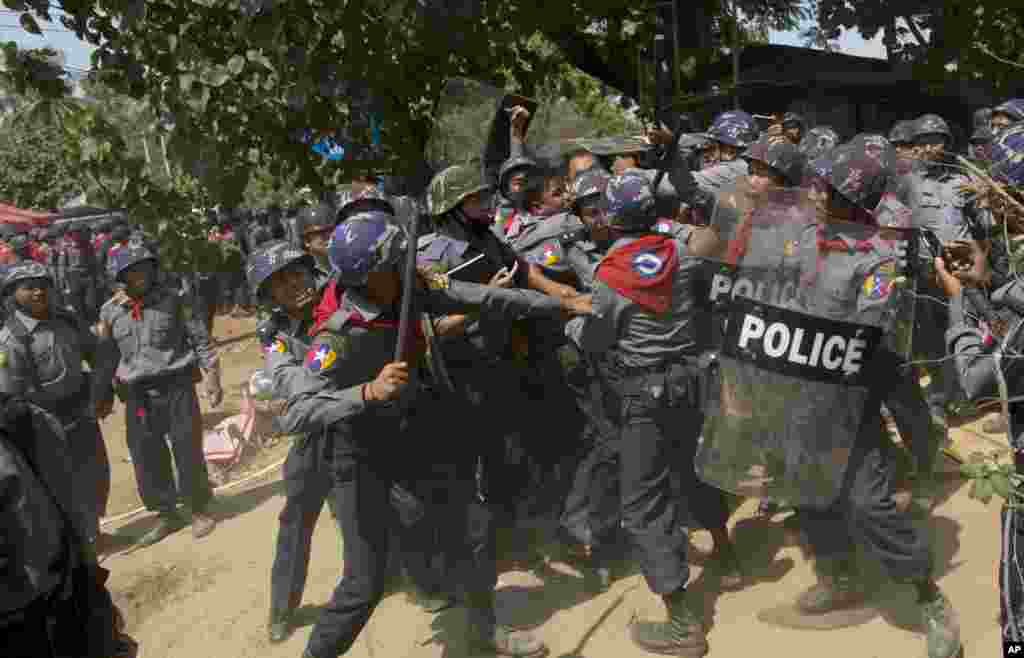 Polisi memukuli seorang mahasiswa dalam bentrokan di Letpadan, Myanmar (10/3). (AP/Gemunu Amarasinghe)
