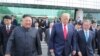 Le dirigeant nord-coréen Kim Jong Un, son homologue sud-coréen Moon Jae-in et le président américain Donald Trump sur le côté sud de la ligne de démarcation militaire qui divise la Corée du Nord et la Corée du Sud à Panmunjom dans la zone démilitarisée (DMZ). (Photo de KCNA VIA 
