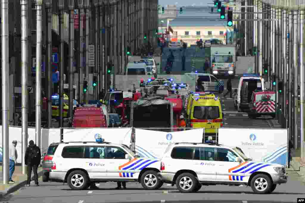 Polisi berjaga-jaga dekat stasiun metro Maalbeek di Brussels, Belgia, menyusul ledakan di sana (22/3). (AFP/Emmanuel Dunand)