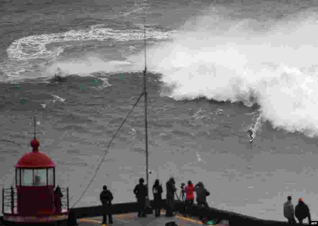 Peselancar Brazil Carlos Burle berselancar di Nazare, Portugal tengah, 28 Oktober 2013. 