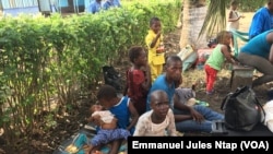 Les enfants du village Ediki parmi les déplacés à Mbanga, Cameroun, le 22 avril 2018. (VOA/Emmanuel Jules Ntap)