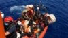  L'ONG française SOS Mediterranée secourant 51 migrants, qui dérivaient sur un bateau en bois, au large des côtes de l'île de Lampedusa, le 25 juin 2020.