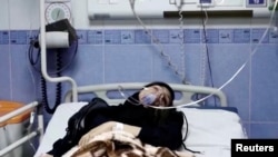 Potongan gambar dari sebuah video menunjukkan seorang siswa perempuan tampak terbaring di sebuah rumah sakit di lokasi yang tak disebutkan di Iran setelah mengalami keracunan. Video dirilis pada 2 Maret 2023. (WANA/Reuters TV via Reuters)
