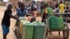 Des enfants déplacés qui ont fui leurs villages du nord du Burkina Faso, à la suite d'attaques d'agresseurs, poussent des charrettes chargées d'eau dans une école de Ouagadougou, Burkina Faso, le 15 juin 2019.