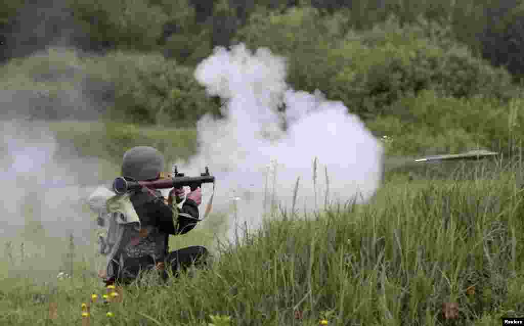 Seorang anggota batalion pertahanan diri &quot;Donbass&quot; sedang berlatih di markas Pasukan Nasional Ukraina, dekat Kyiv (2/6).&nbsp;(Reuters/Valentyn Ogirenko)