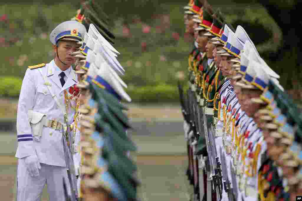 在越南欢迎美国总统川普的仪式之前，有军官检查仪仗队队形（2017年11月12日）。