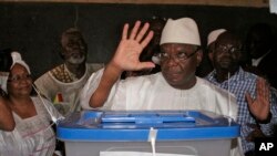 Capres Mali Ibrahim Boubacar Keita seusai memasukkan surat suaranya di Bamako, Mali (28/7). Para pejabat Mali diperkirakan akan mengumumkan hasil pilpres hari ini.