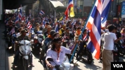 Protesters on Sukhumvit Road in Bangkok, Dec. 9, 2013. (Ron Corben for VOA)