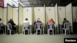 Des Tunisiens remplissent les bordereaux de vote à Tunis, Tunisie, le 16 juillet 2012. 