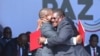 Accolade entre le président du Mozambique, Filipe Nyusi, à droite, et le chef de la Renamo, Ossufo Momade, après avoir signé un accord de paix dans le Parc national de Gorongosa, Mozambique, le jeudi 1er août 2019.